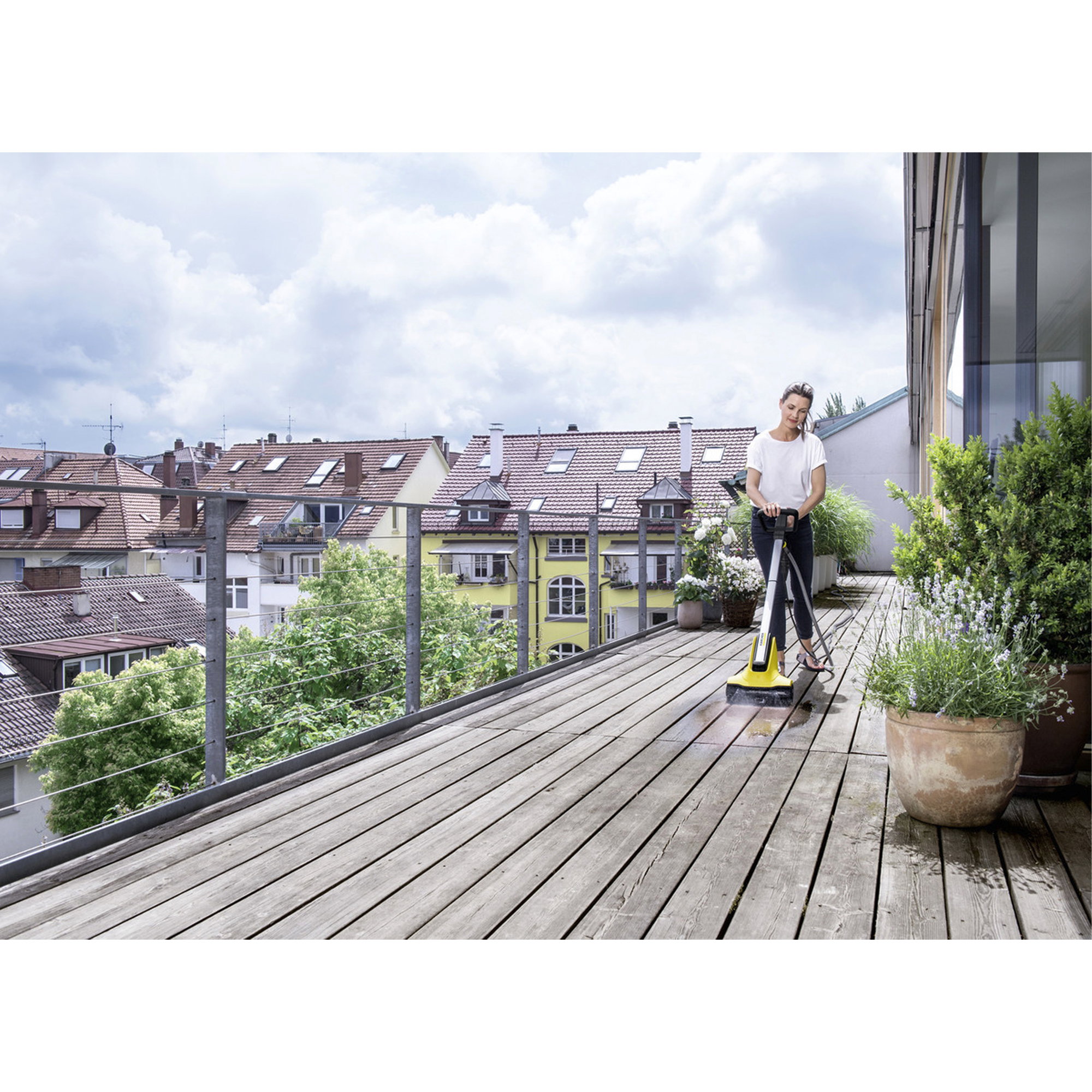 Dachterrasse, Holzplanken, Person, Reinigungsgerät, Gelb