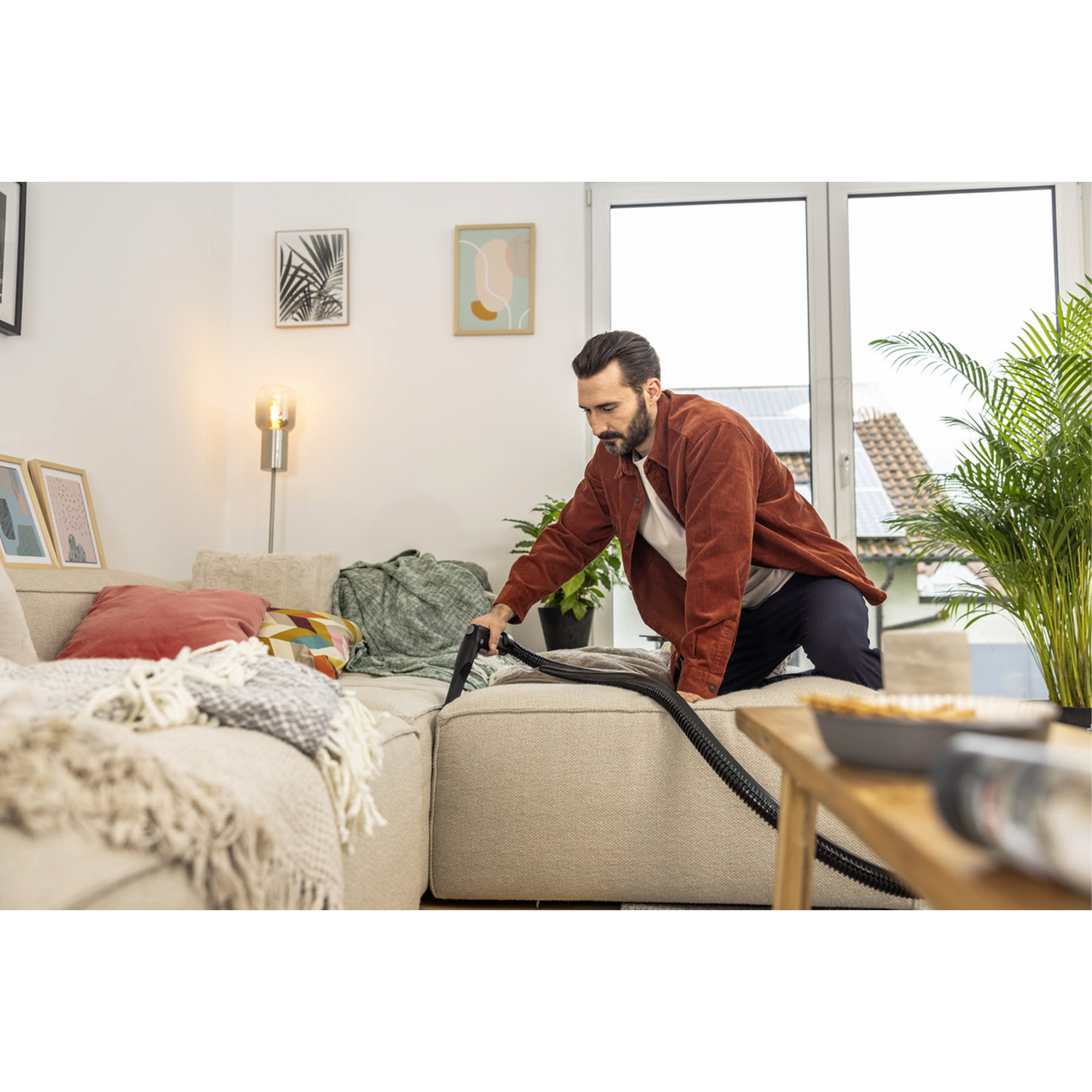 Wohnzimmer, Staubsauger, Sofa, Kabel?, Pflegegerät