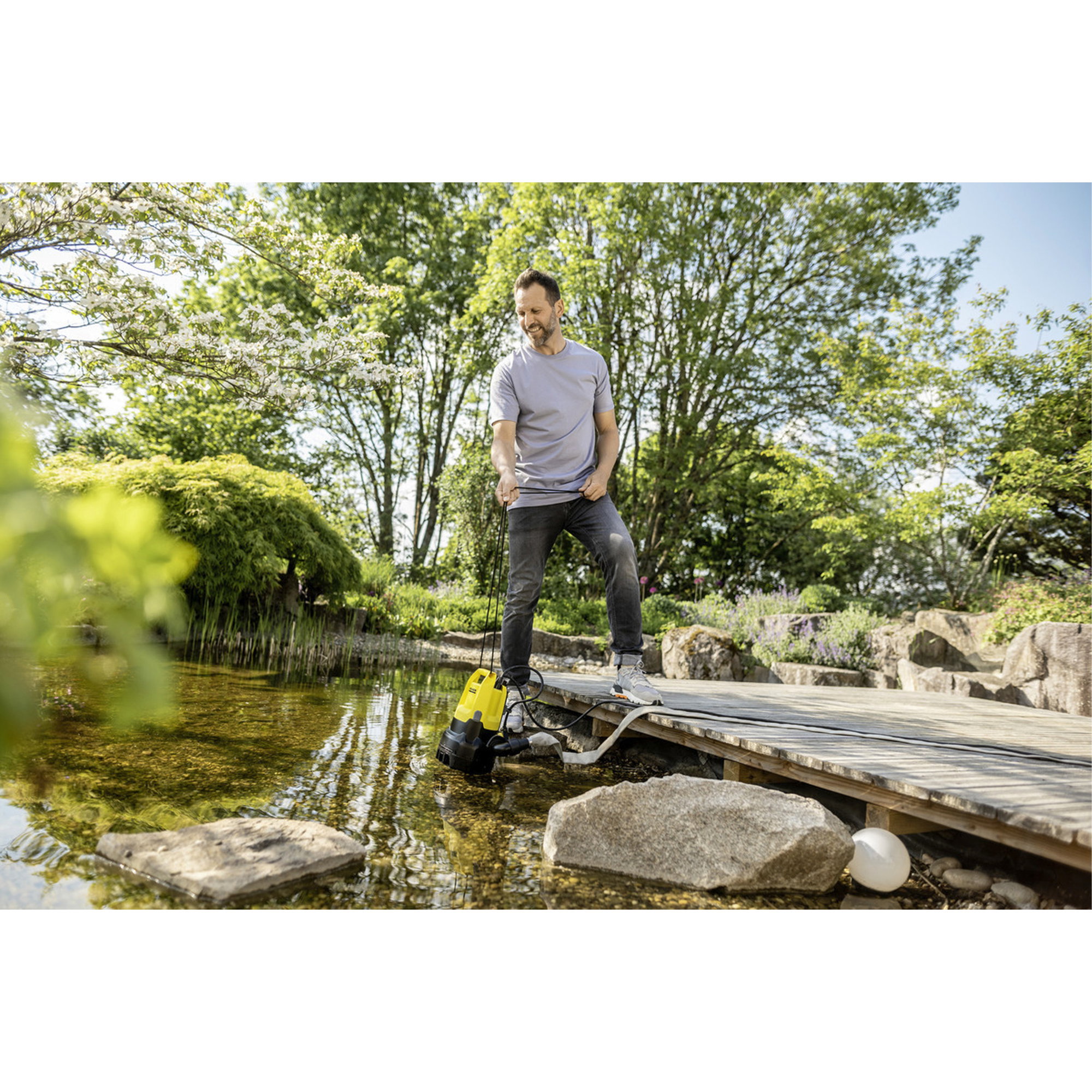 Kettensäge, Gartenwerkzeug, Gelber Motorblock, Wasserpumpen-Außengerät, Holzsteg