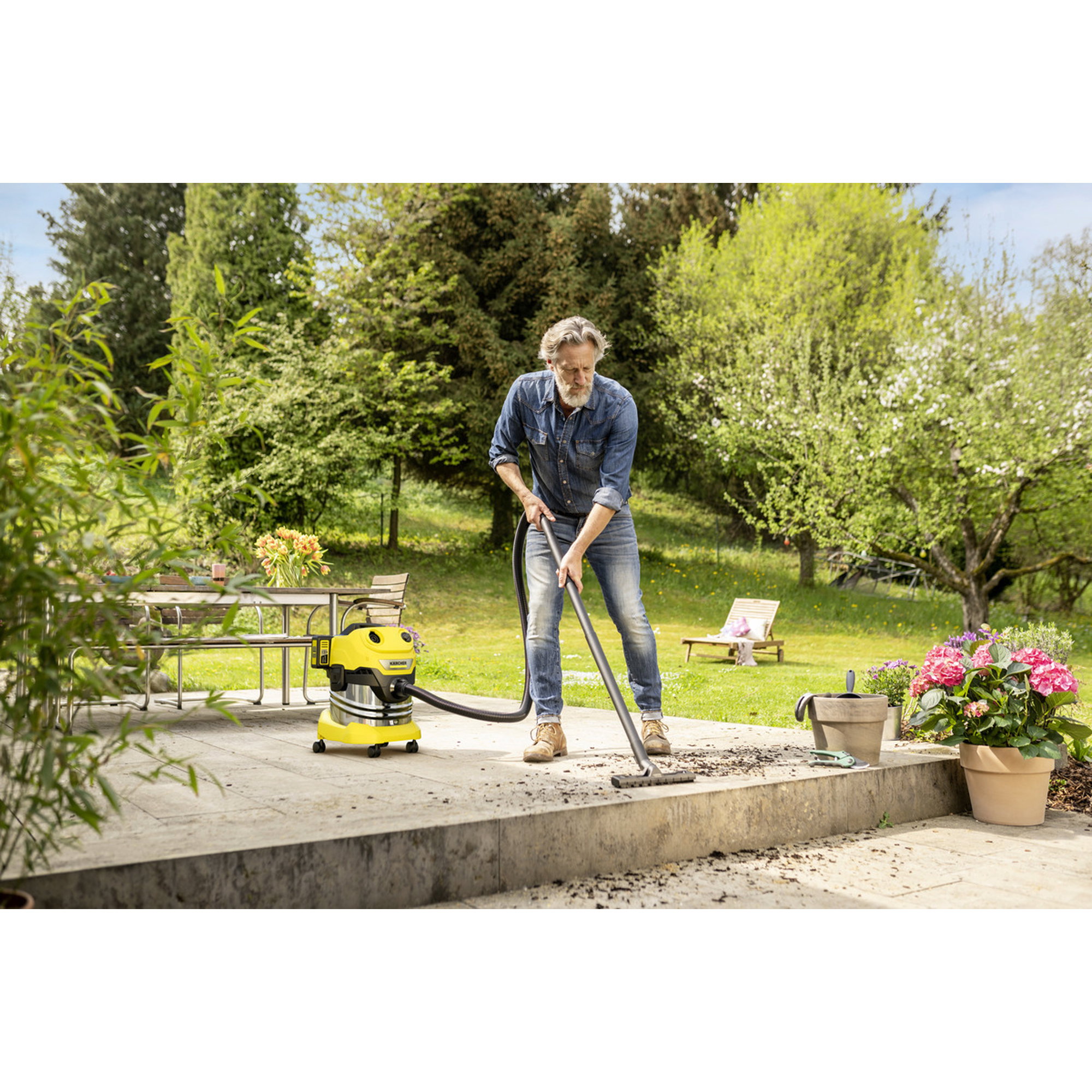 Gartenarbeit, Staubsauger, Reinigen, Mann mit Gerät, Outdoor