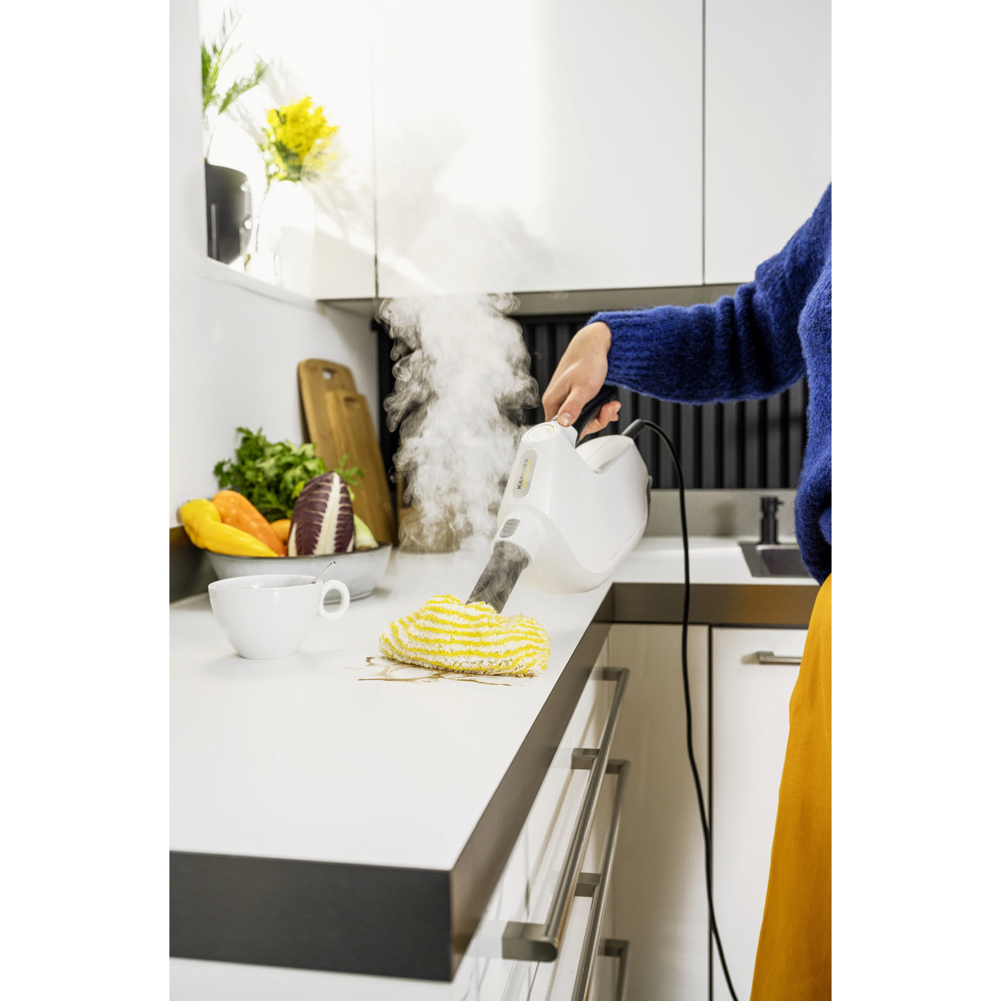 handheld steamer, Dampf, Küche, gelbes Tuch, weißes Gerät