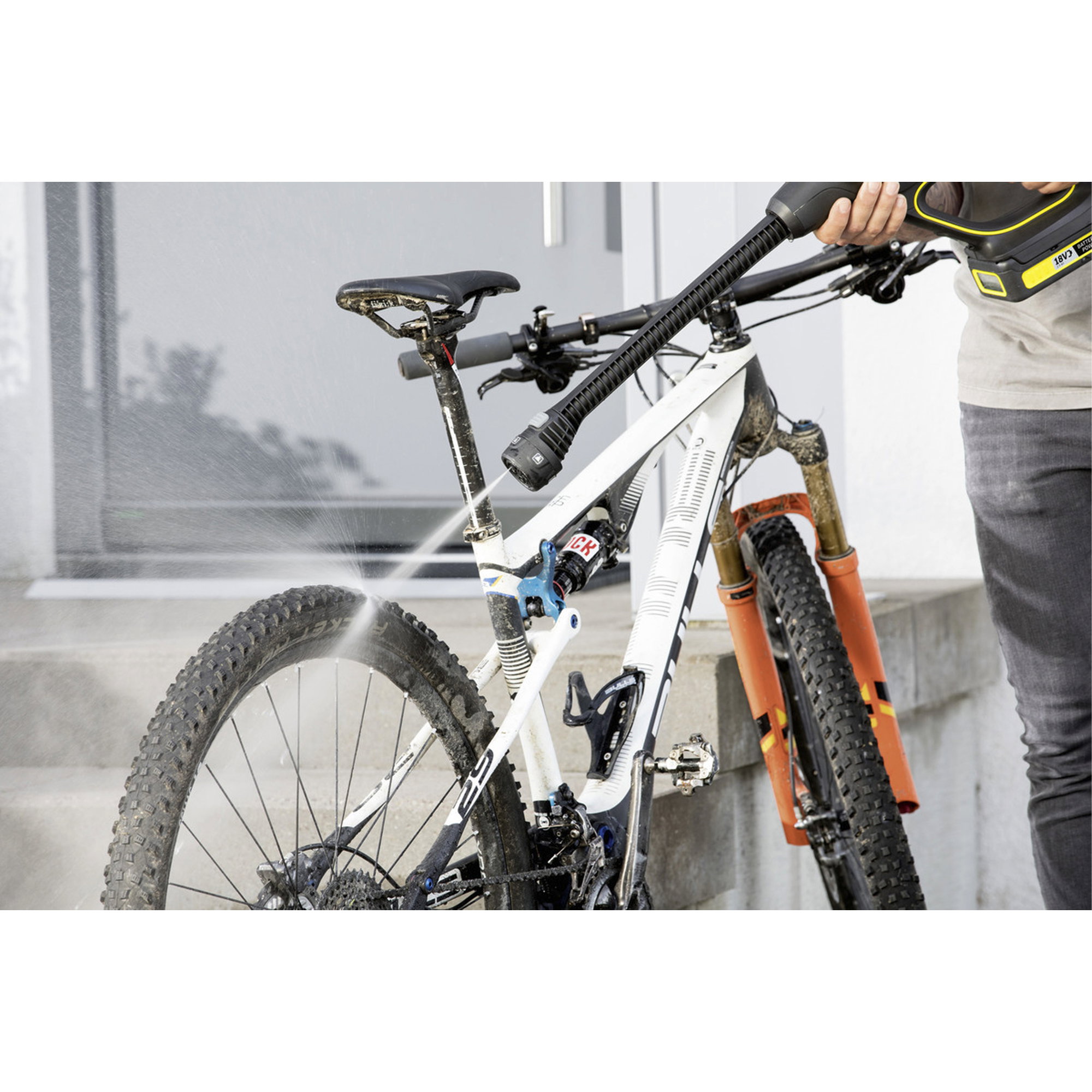 Mountain bike, Weißer Rahmen, Vordere Federung, Scheibenbremsen, Wasserflaschenhalter