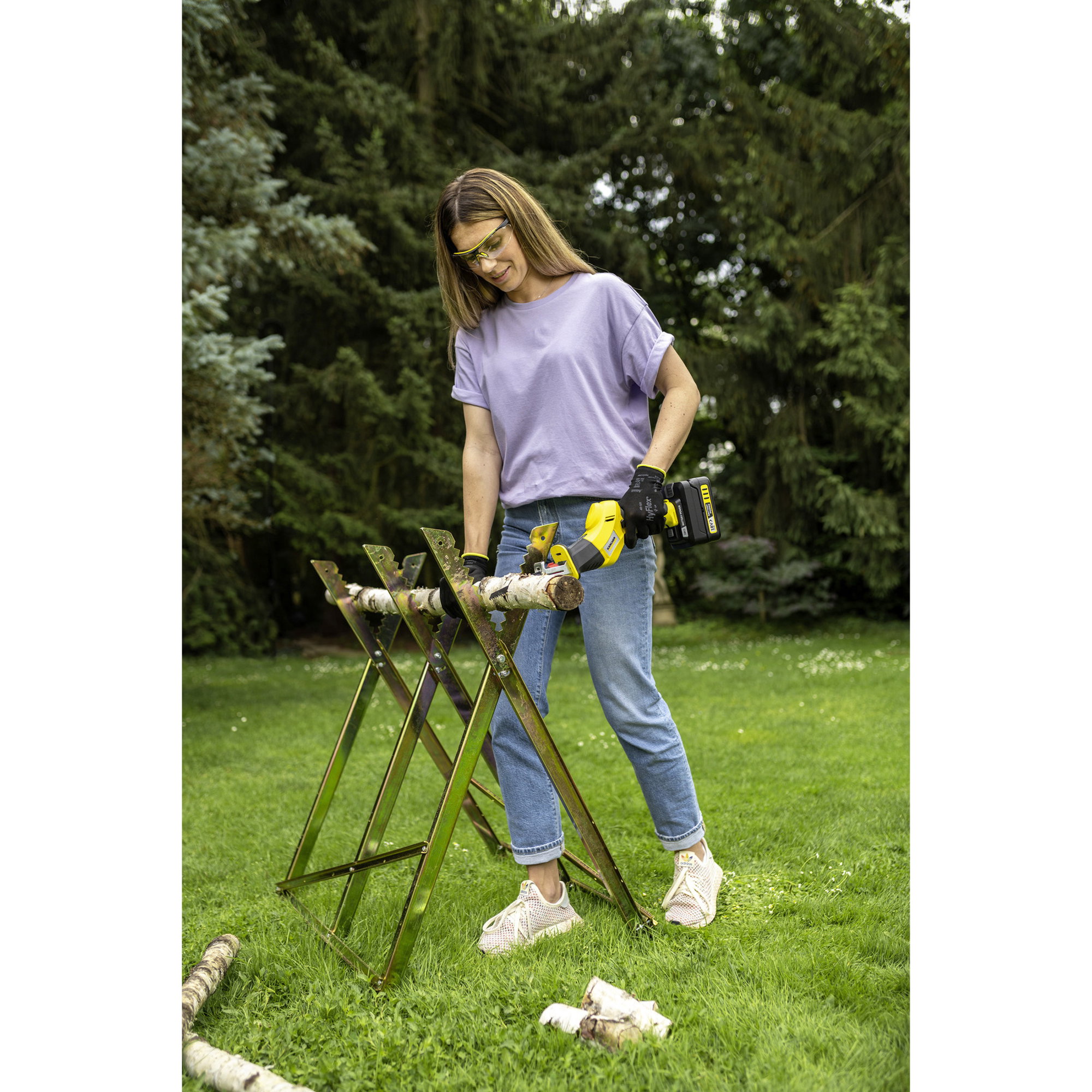 Kettensäge, Stahlgestell, Holzstämme, Gartenarbeit, Vorsichtschutzbrille