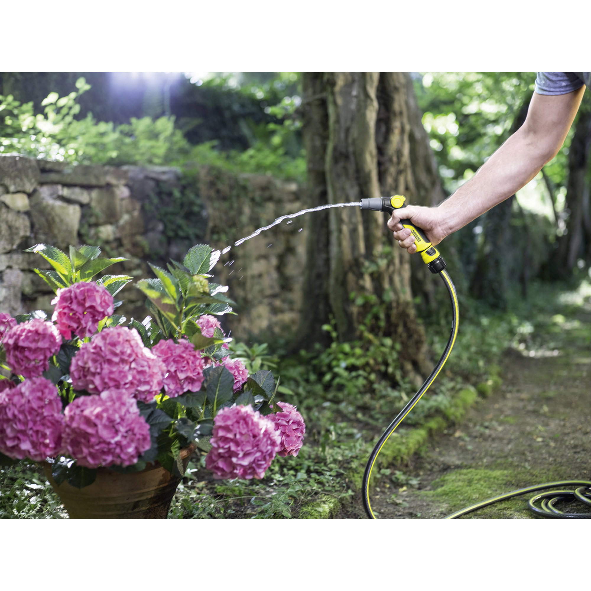 Gartenschlauch, Sprühdüse, Gartenbewässerung, Pflanzenpflege, Wasserstrahl