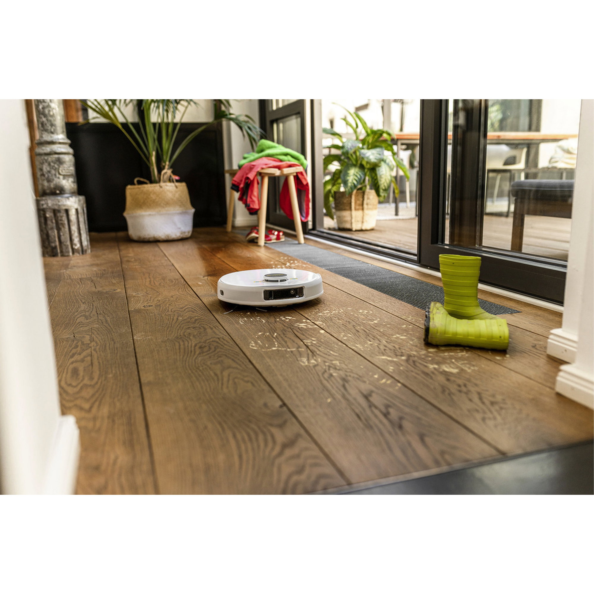 Saugroboter, Roboterstaubsauger, Haushaltsroboter, Holzboden, Kleidung auf Hocker