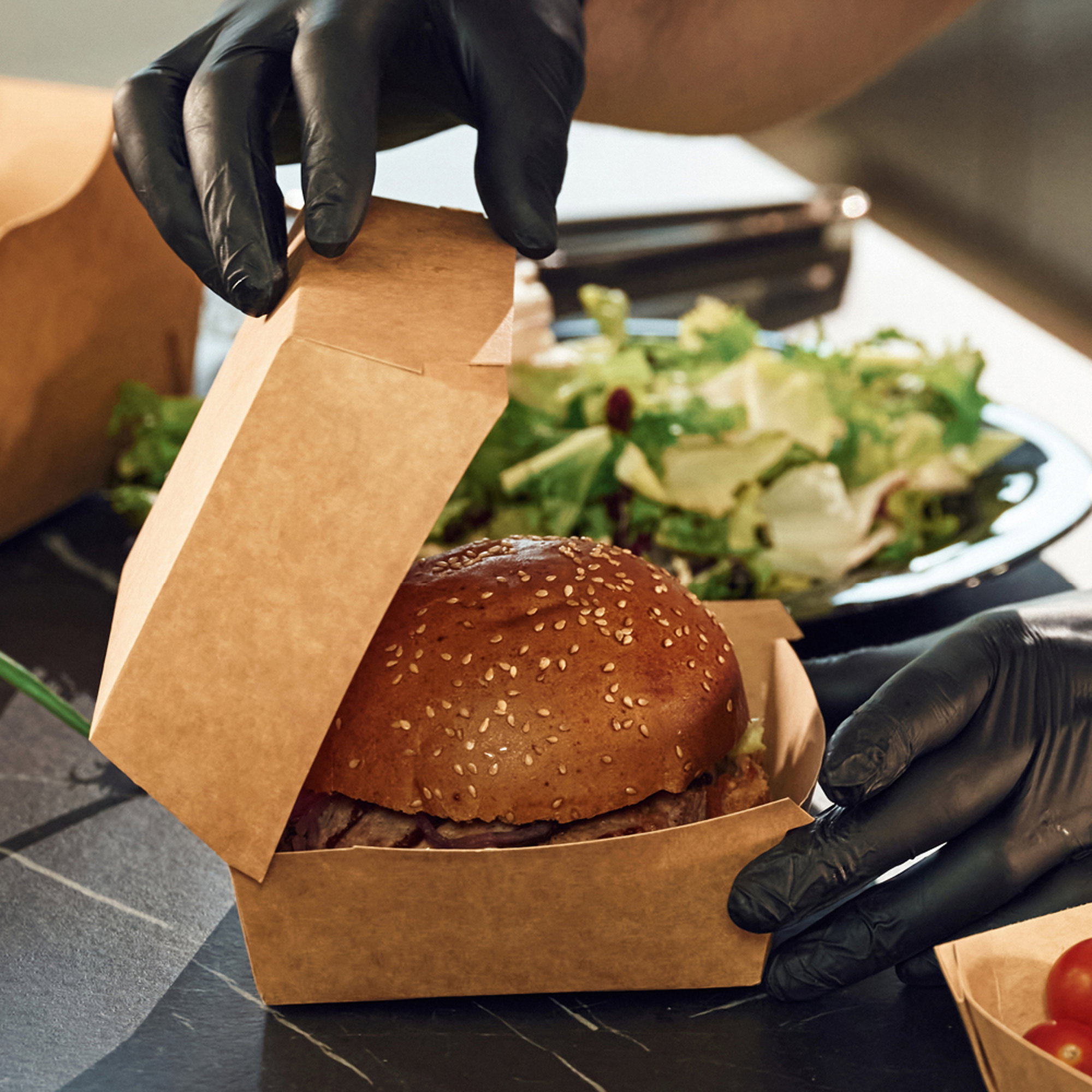 Burger, Sesambrötchen, Takeaway-Box, Gummihandschuhe, Gastronomie