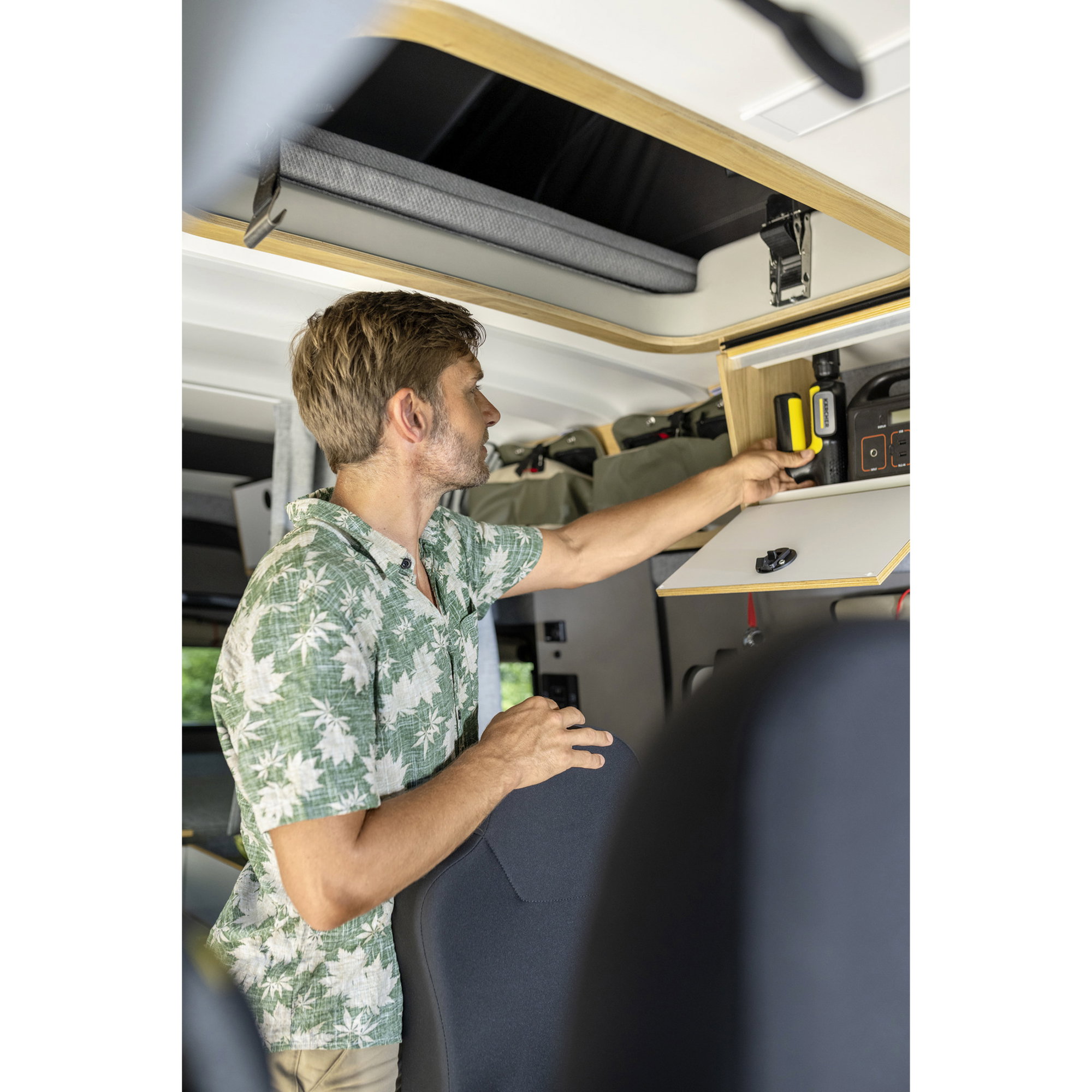 RV-van, innenraum, einrichtung, lagerung, werkzeuge