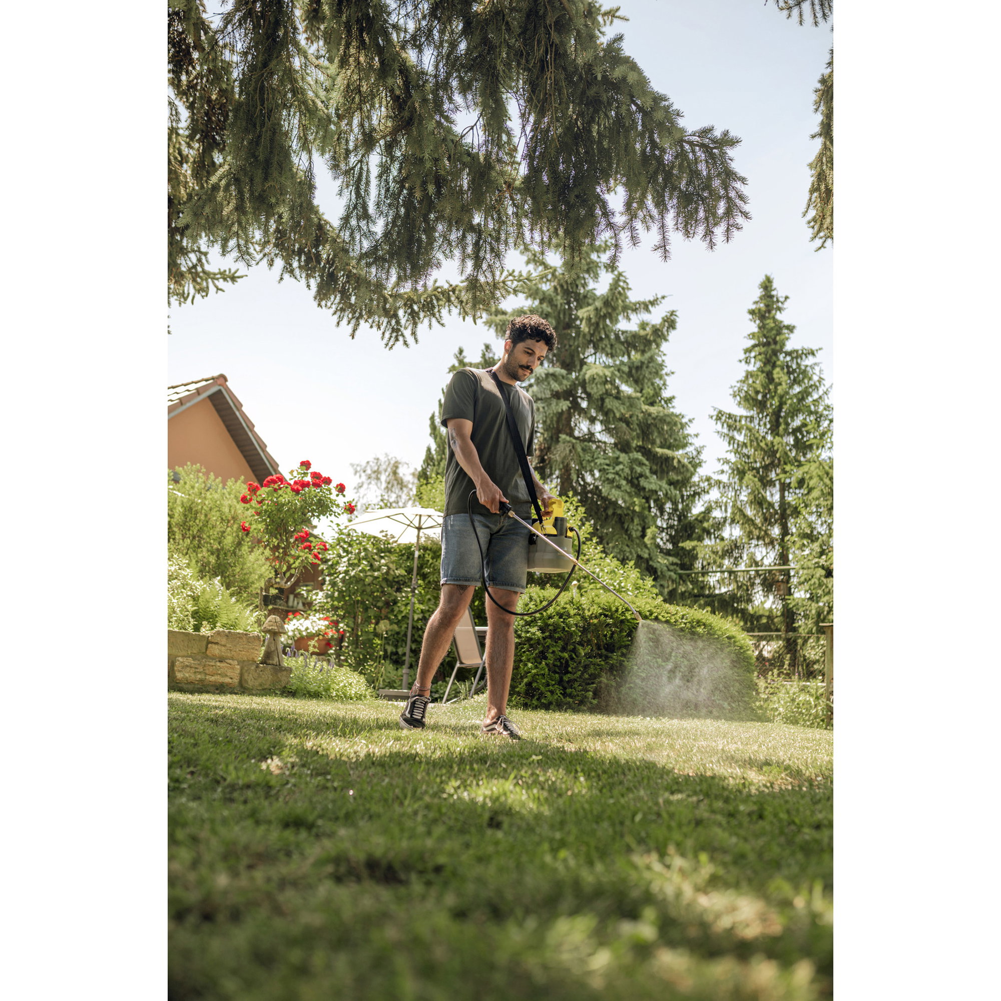 Gartenarbeit, Gartenschlauch, Rasenpflege, Sprühgerät, Sommeroutfit