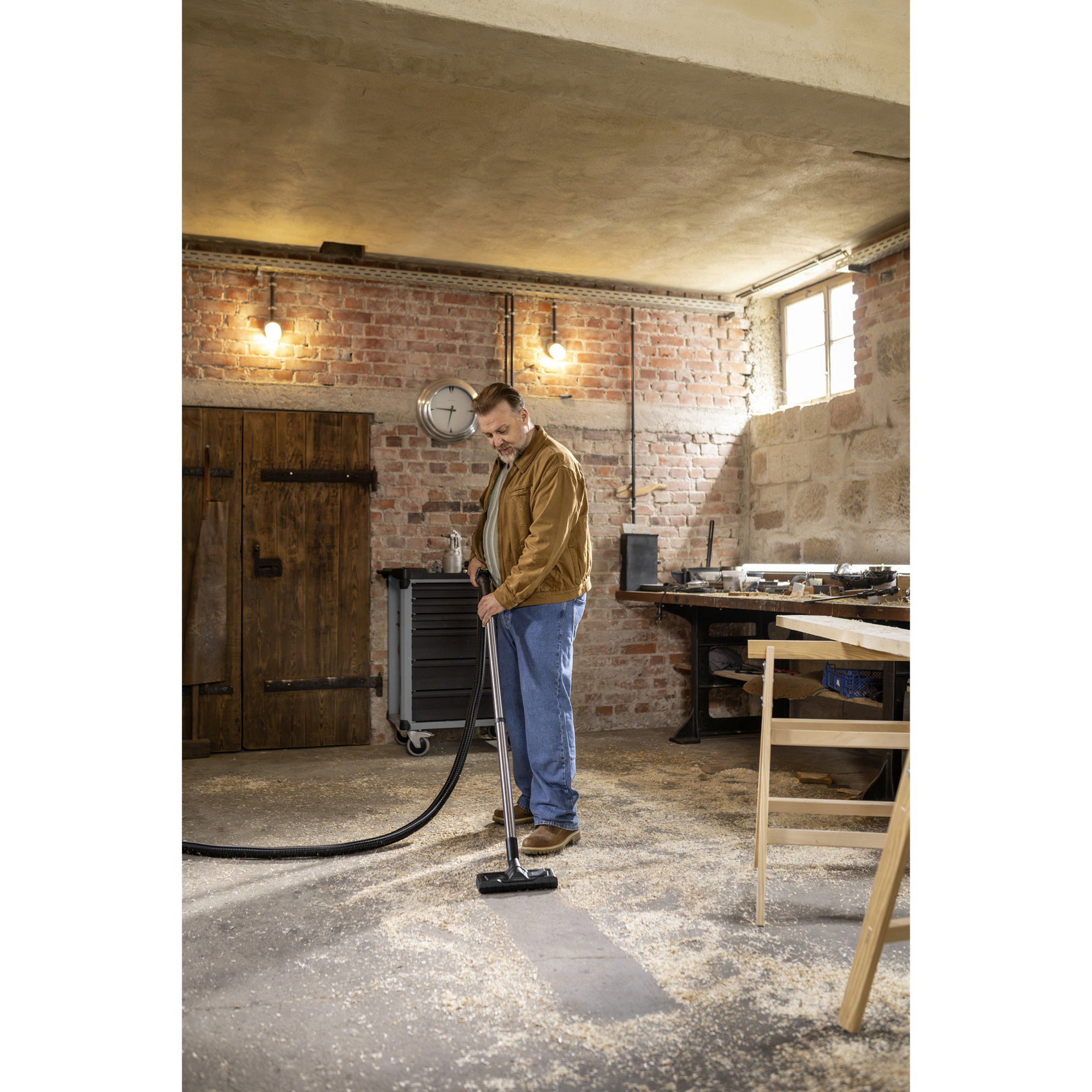 Handstaubsauger, Werkstatt, Backsteinwand, Staub, Holzbearbeitung