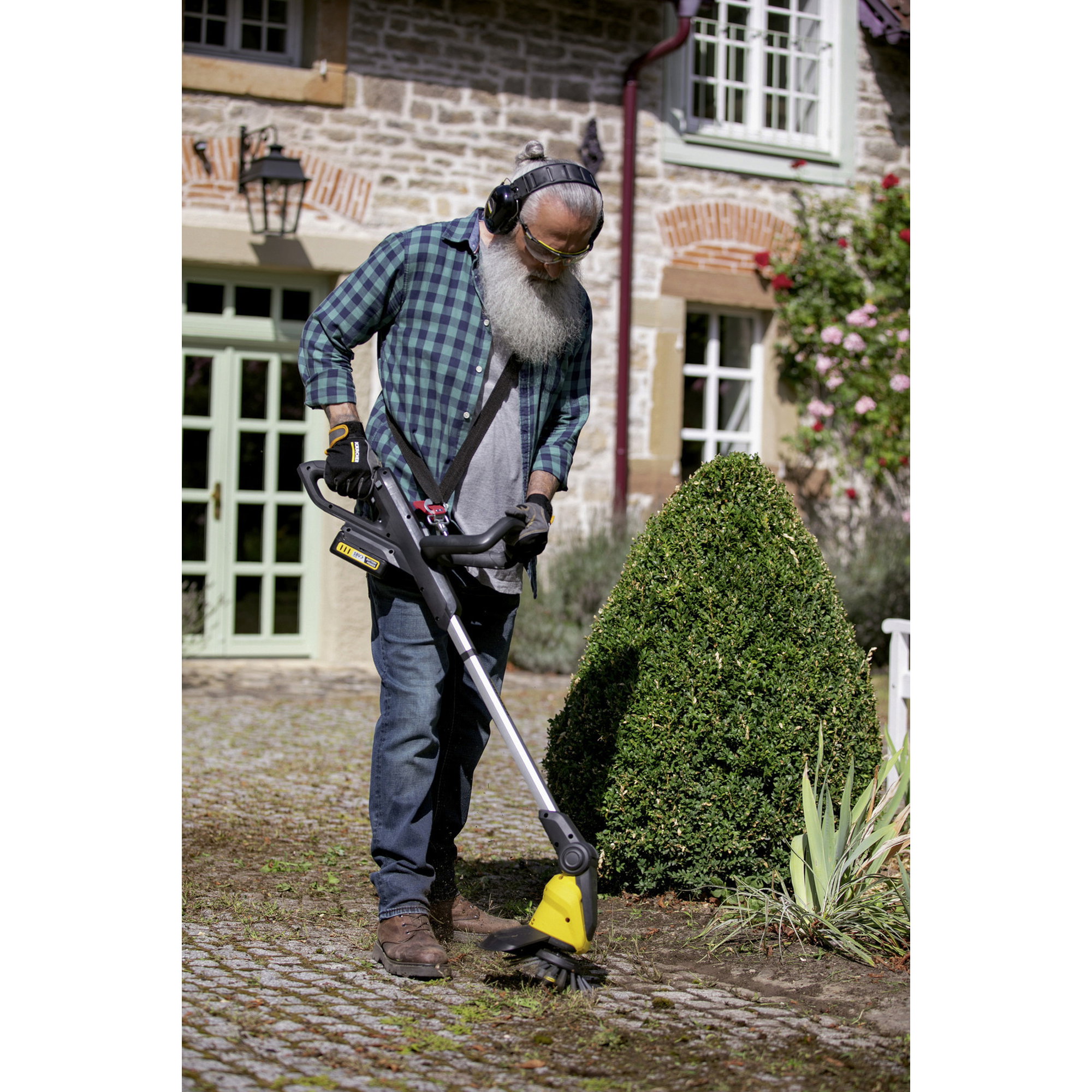 Gartenarbeit, Unkrautentferner, Akku-Trimmer, Bärtiger Mann, Werkzeug im Freien