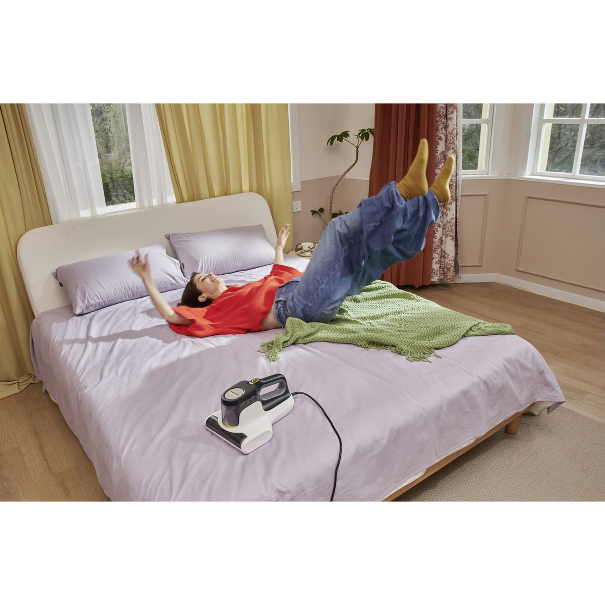 Bett, Person springt, Socken, Bettdecke, Bügeleisen (Bild)