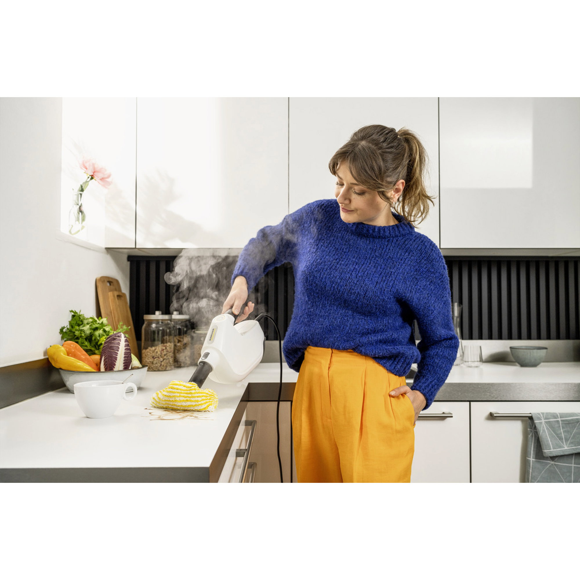 Handheld-Dampfer, Dampf, Küche, blauer Pullover, orange Hose