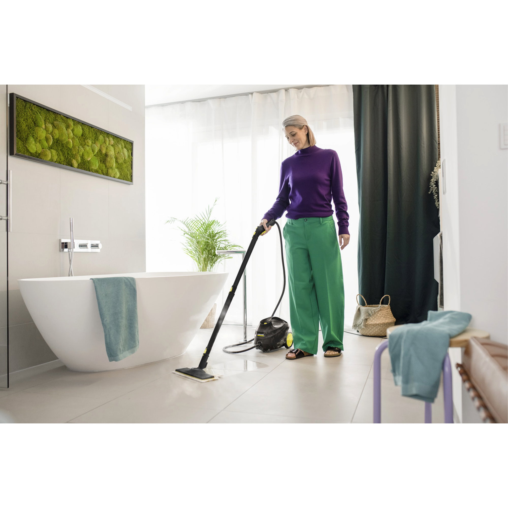 Staubsauger, Bodenreinigung, Wohnzimmerbad, Tageslicht, Grüne Hose