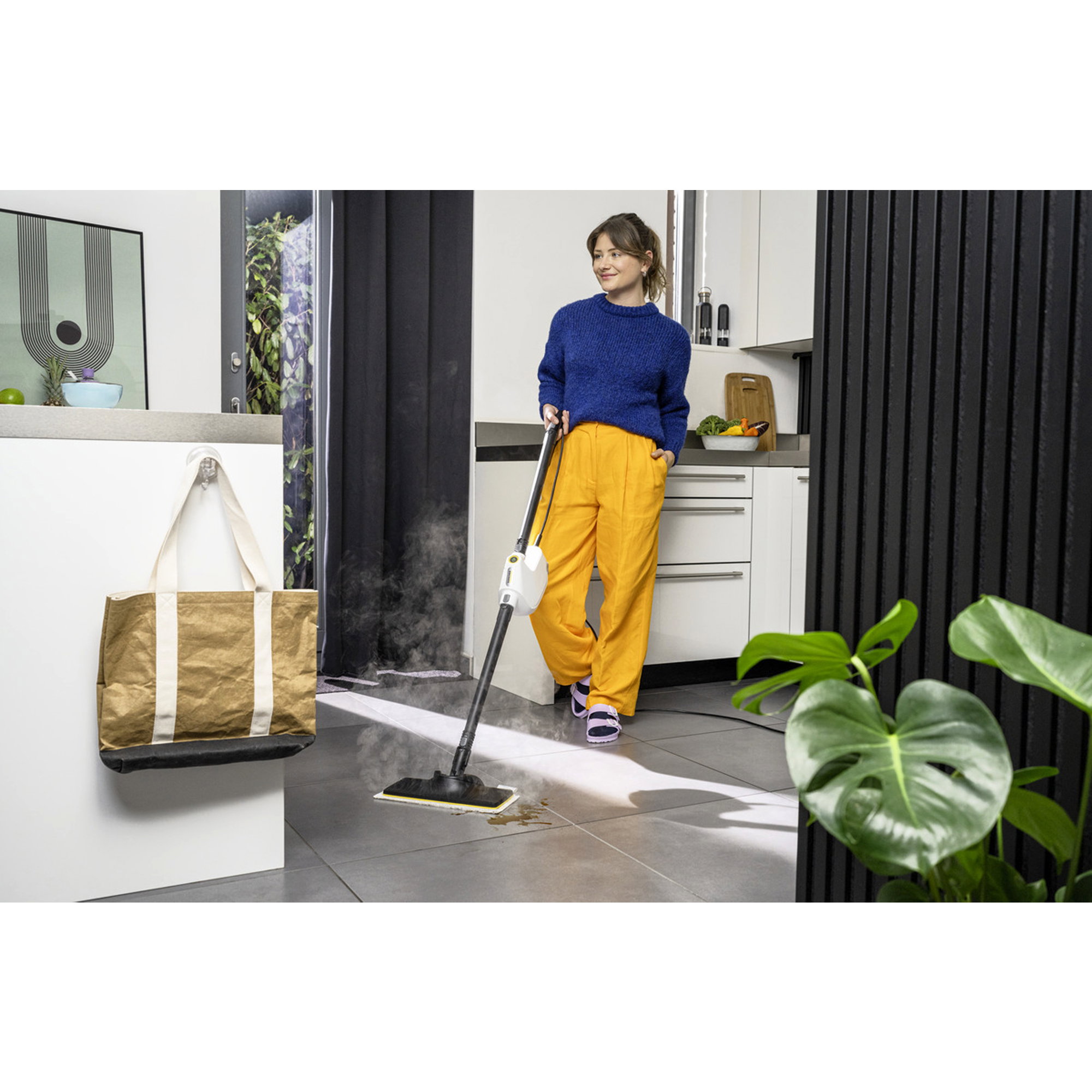 Staubsauger, Staubentfernung, Küche, orange Hose, blauer Pullover