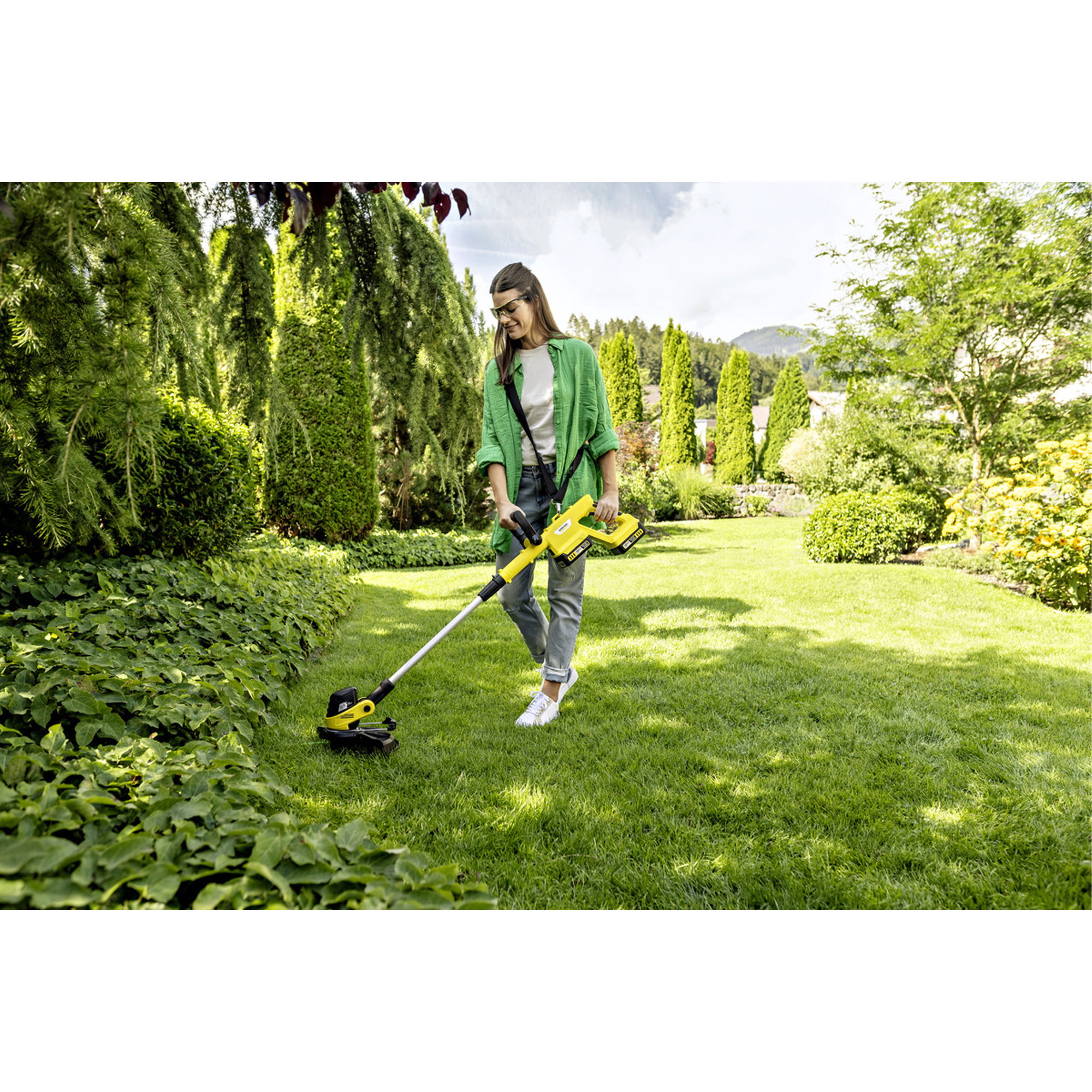Heckenschere, Gartenwerkzeug, Gartengeräte, Gelbe Farbe, Person mit Grünjacke