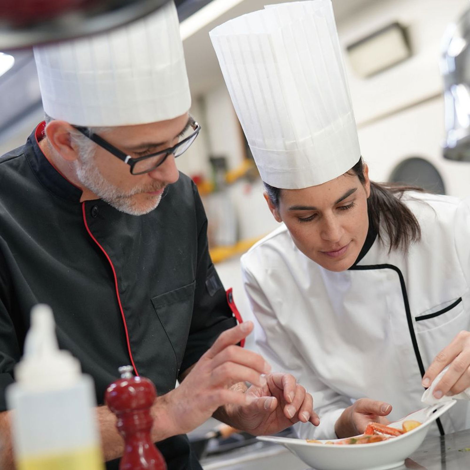 Kochmütze Le Chef geprägtes Papier weiss