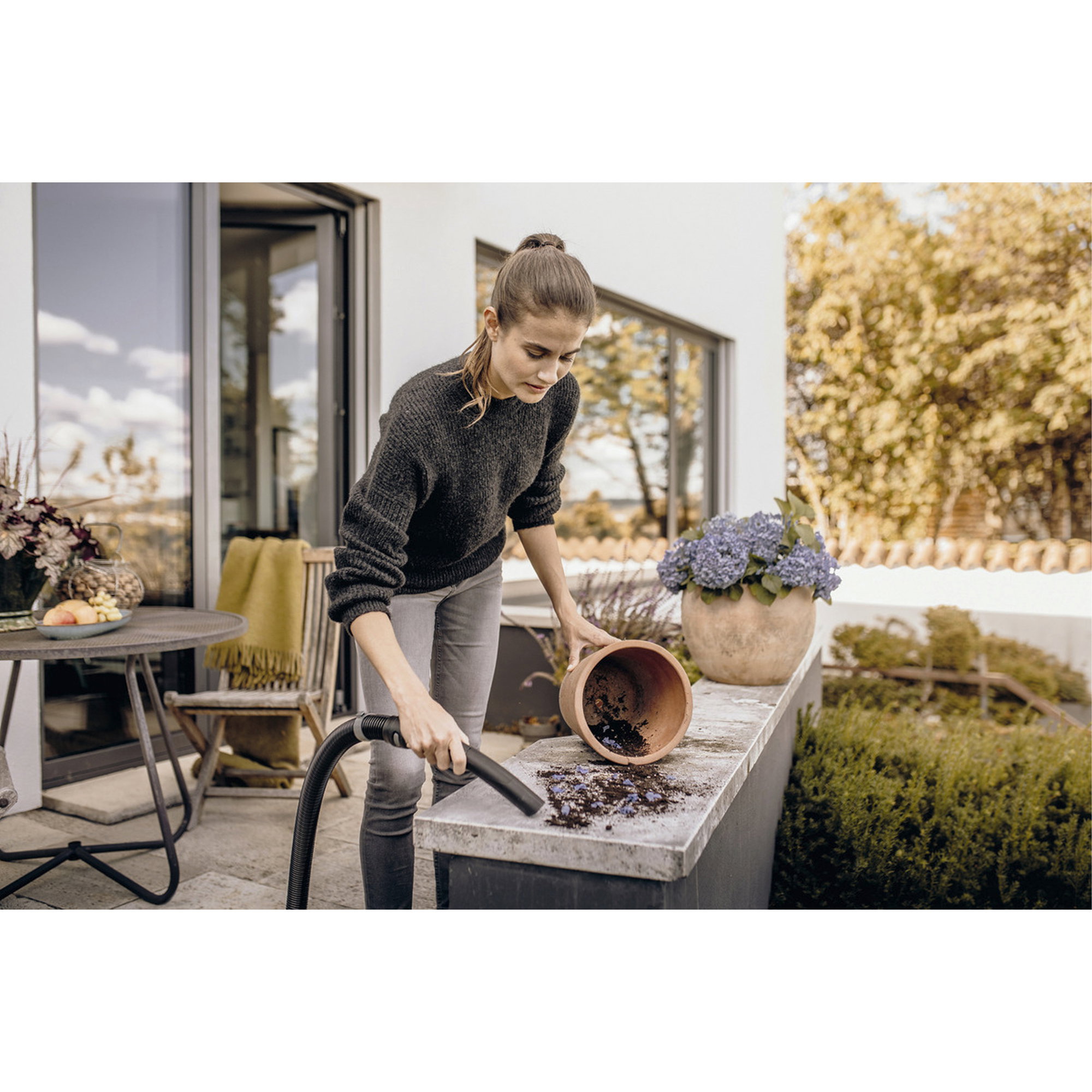 Sommeroutdoor, Gartenarbeit, Blumentopf, Hyazinthen, Gartenmöbel