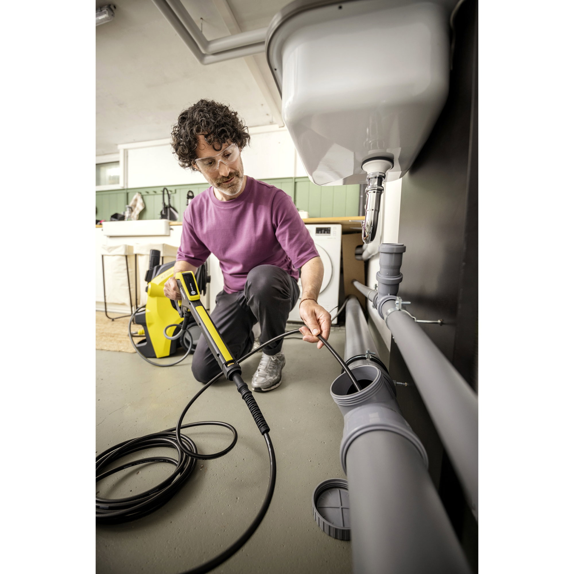 hand-heldes multimeter, elektrische Prüfung, gelbes Gerät, Messsondenkabel, industrielle Werkstatt